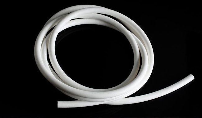 告別選材困惑：嶸牌耐介質(zhì)硅膠管專業(yè)選型方案，為酸、堿、油脂輸送精準(zhǔn)護(hù)航